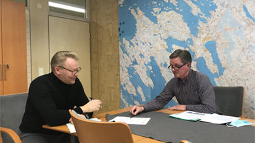 Tykistön sotamuistomerkistä neuvottelemassa pöydän ääressä kaupunginjohtaja Pekka Hirvonen ja Kiteen Rajakillan puheenjohtaja Timo Päivinen.