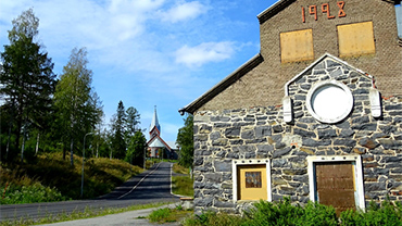Meijerinranta, kuva kivitalosta, jossa vuosiluku 1928 ja näkymä ylöspäin tietä pitkin. Ylhäällä näkyy Kiteen kivikirkko.