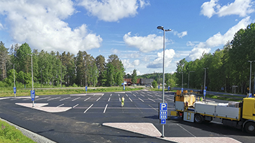 Kiteen pesäpallokenttä Rantakentän vieressä oleva Rantaparkki-parkkialue asfaltoitu, työkone on vielä paikalla ja valkoisia viivoituksia maalataan.